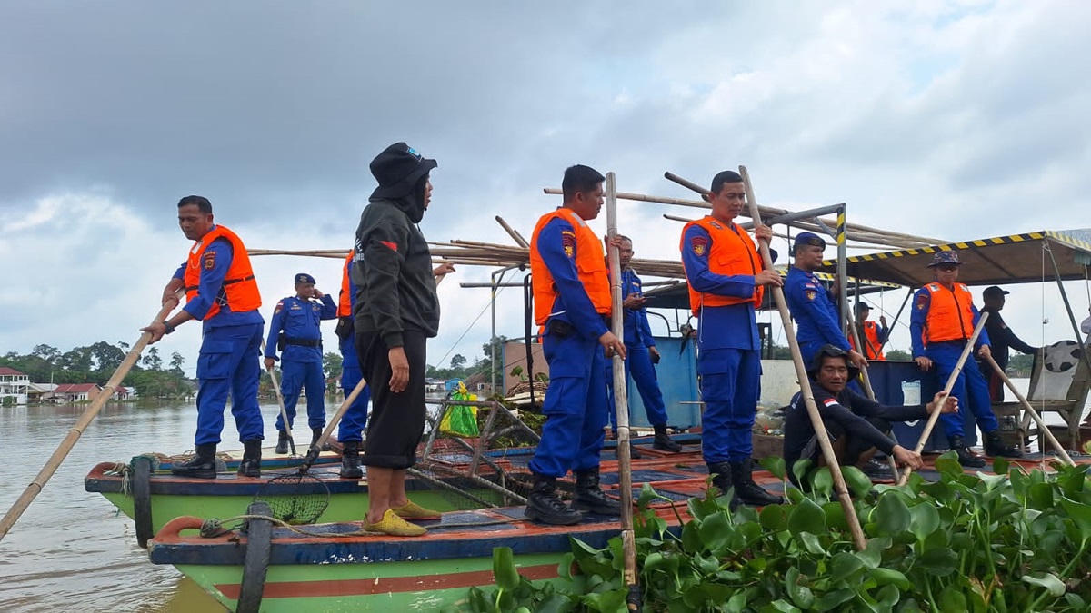 Ditpolairud Polda Jambi Lepas 20.000 Bibit Ikan di Danau Sipin