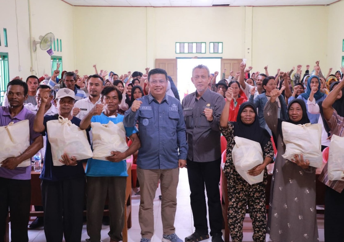 Wabup Tanjab Barat Katamso Salurkan Bantuan Sosial untuk Suku Anak Dalam dan Warga Kurang Mampu