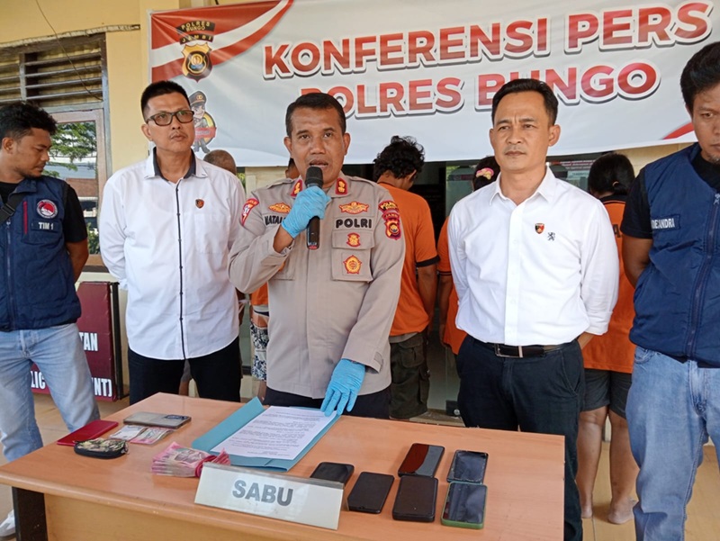 Nekat Banget! Sepasang Suami Istri Kompak Jual Sabu dan Ditangkap Polisi 