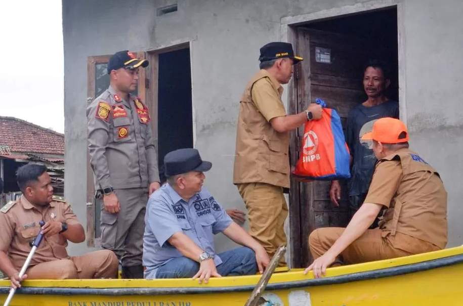 Pemkab Muaro Jambi Gerak Cepat Atasi Banjir, Wabup Junaidi Mahir Tinjau Lokasi dan Salurkan Bantuan