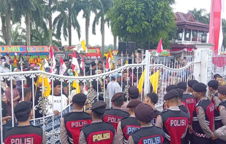 Wah! Aksi Demo Warnai Pelantikan Ketua dan Pengurus KONI Provinsi Jambi di Rumah Dinas Gubernur Jambi