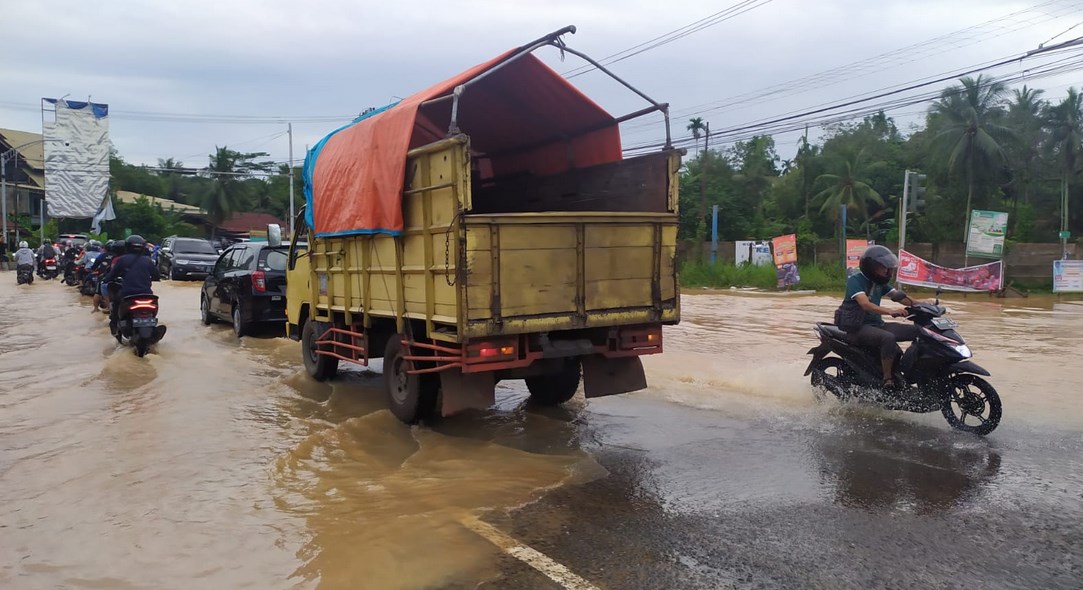 Breaking News!!! Simpang Traffic Light Jalan Lirik Kenaliasam Bawah Banjir Sebetis Orang Dewasa