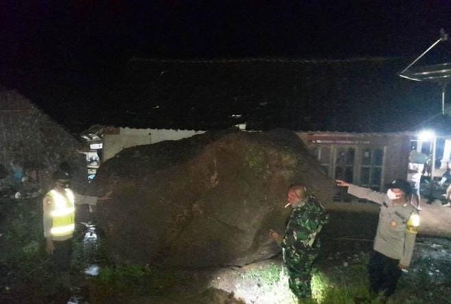 Ngeri, Rumah Warga di Situbondo Tertimpa Batu Padas Seukuran Mobil 