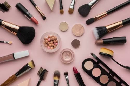 Dibuang Sayang, Manfaatkan Kembali Alat Makeup yang Expired dengan 6 Cara Ini 