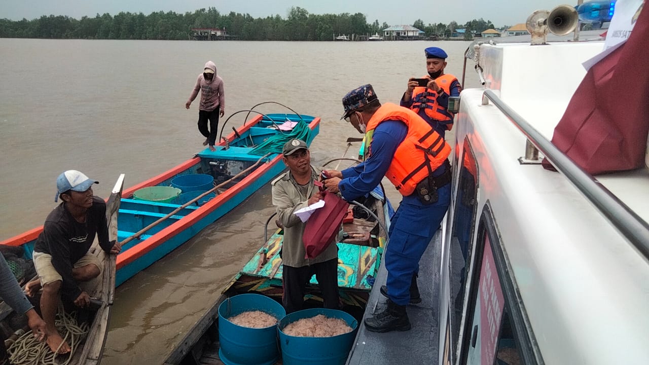 Personel Satpolairud Polres Tanjab Barat Berikan Bantuan Sosial kepada Nelayan