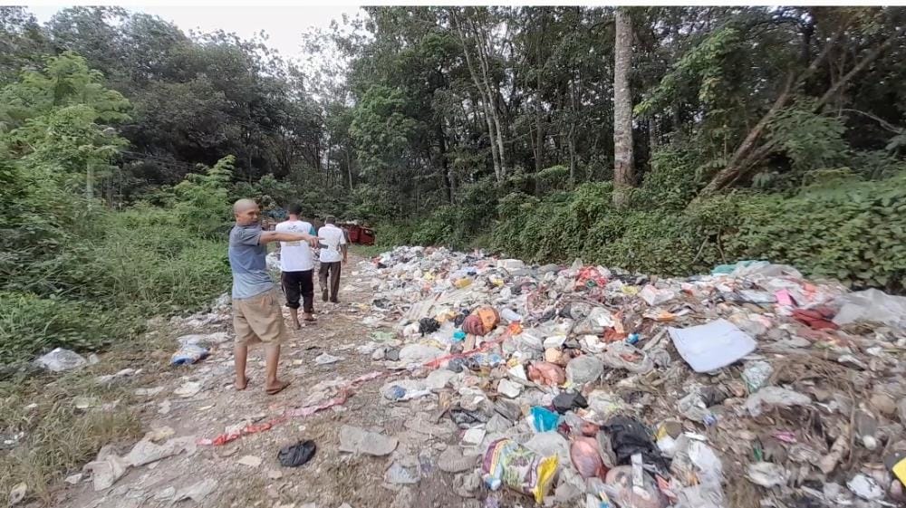 Tak Ada yang Kelola, Sampah di Perumahan Aurduri Permai, Desa Mendalo Darat Timbulkan Bau Tak Sedap