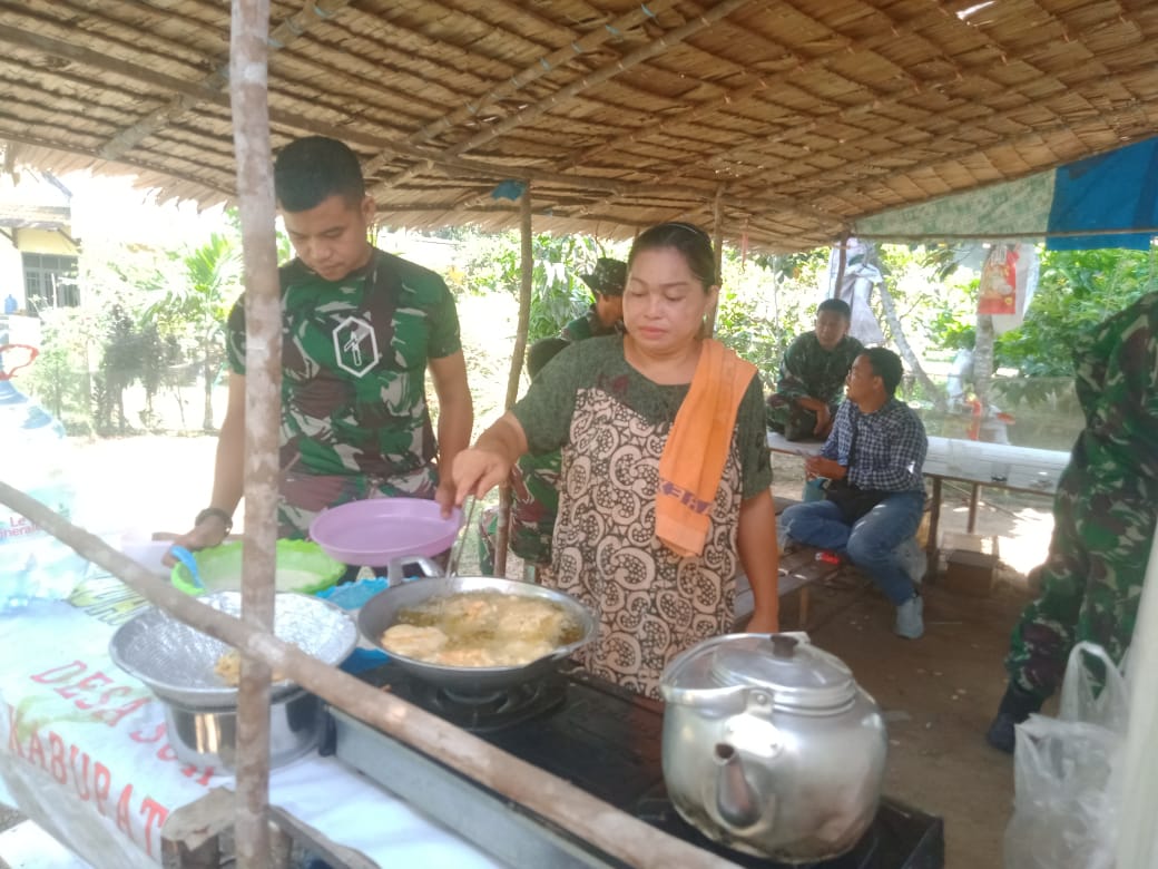 Satgas TMMD ke 121 Kodim 0415/Jambi Bantu Orang Tua Asuk Memasak