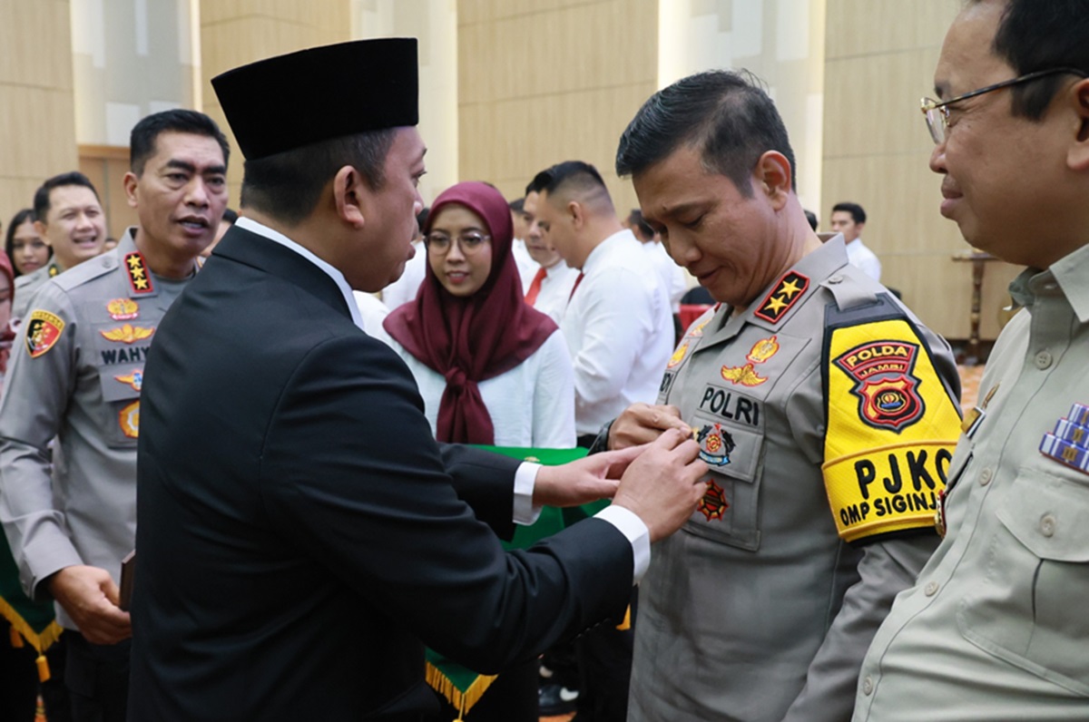 Kapolda Jambi Terima Pin Emas dari Menteri ATR RI Nusron Wahid