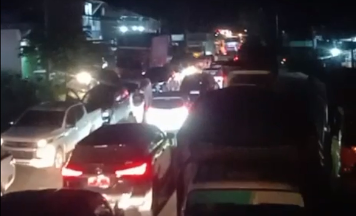 Viral! Video Jalan Nasional Arah Tempino Macet Akibat Angkutan Batu Bara di Jambi