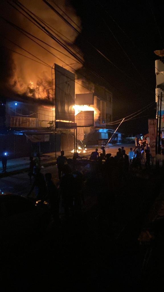 Kebakaran Hanguskan Sejumlah Ruko di Kuala Tungkal, Angin Kencang Sebabkan Api Sulit Padam