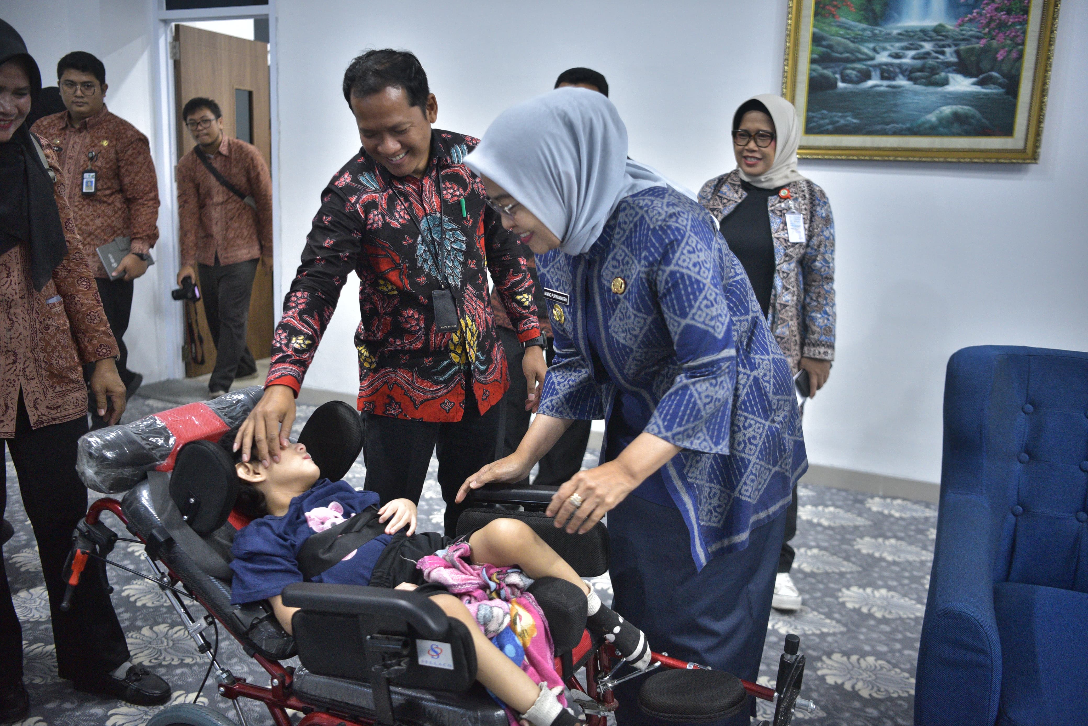 Negara Hadir, Pemkot Jambi Gandeng Sentra Alyatama Salurkan Bantuan Untuk Disabilitas