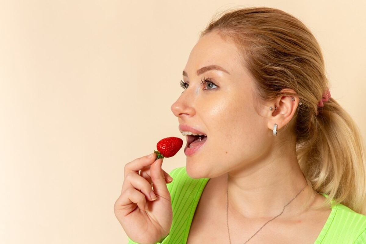 10 Tips Efektif Mendapatkan Bibir Merah Muda Alami