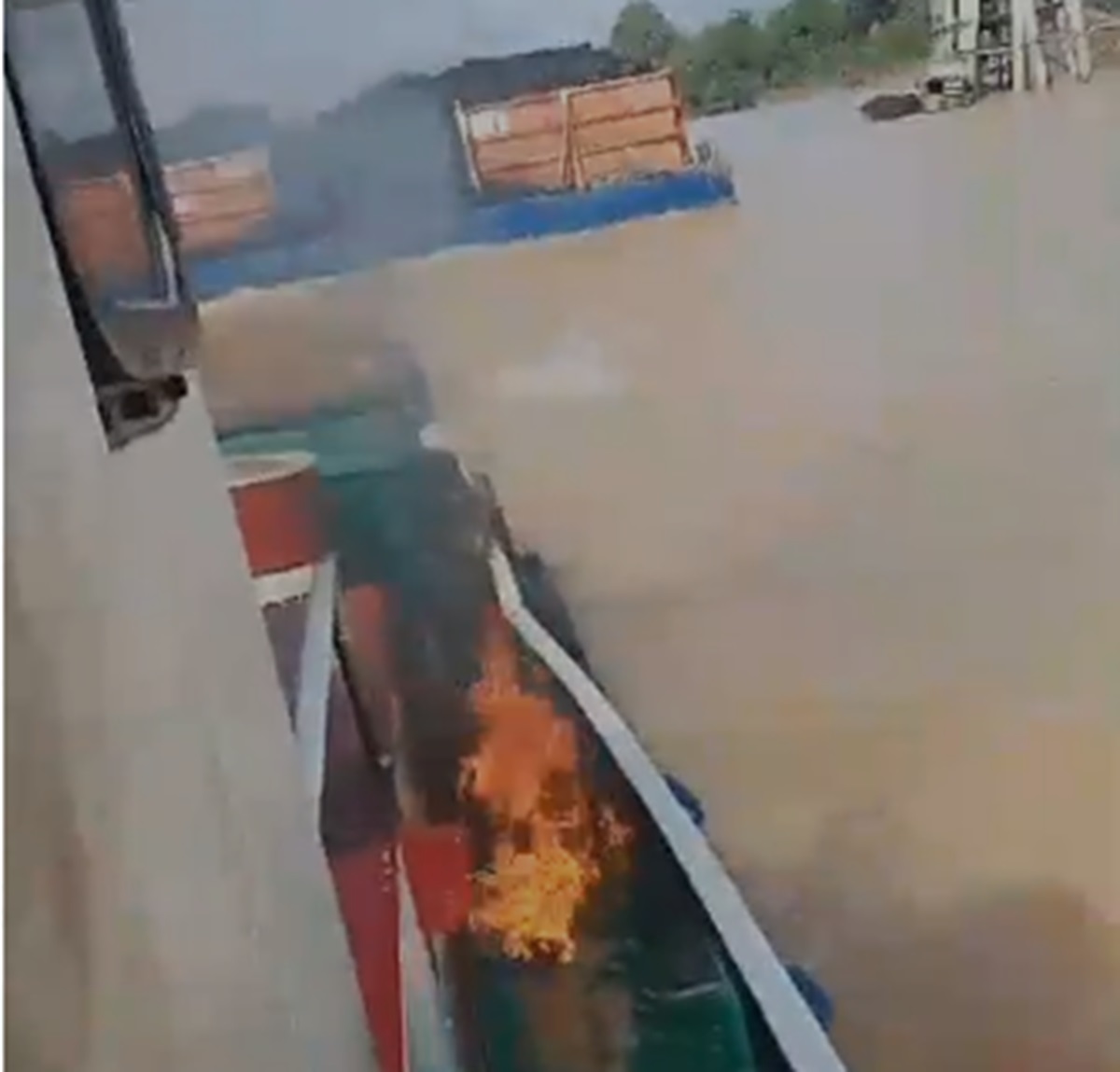 BREAKING NEWS: Tugboat Penarik Tongkang Batu Bara Terbakar di Perairan Tembesi