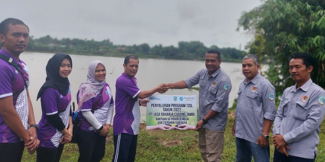 Jasa Raharja Jambi Menanam Pohon Bungur dan Tabebuya di Sepajang Danau Sipin