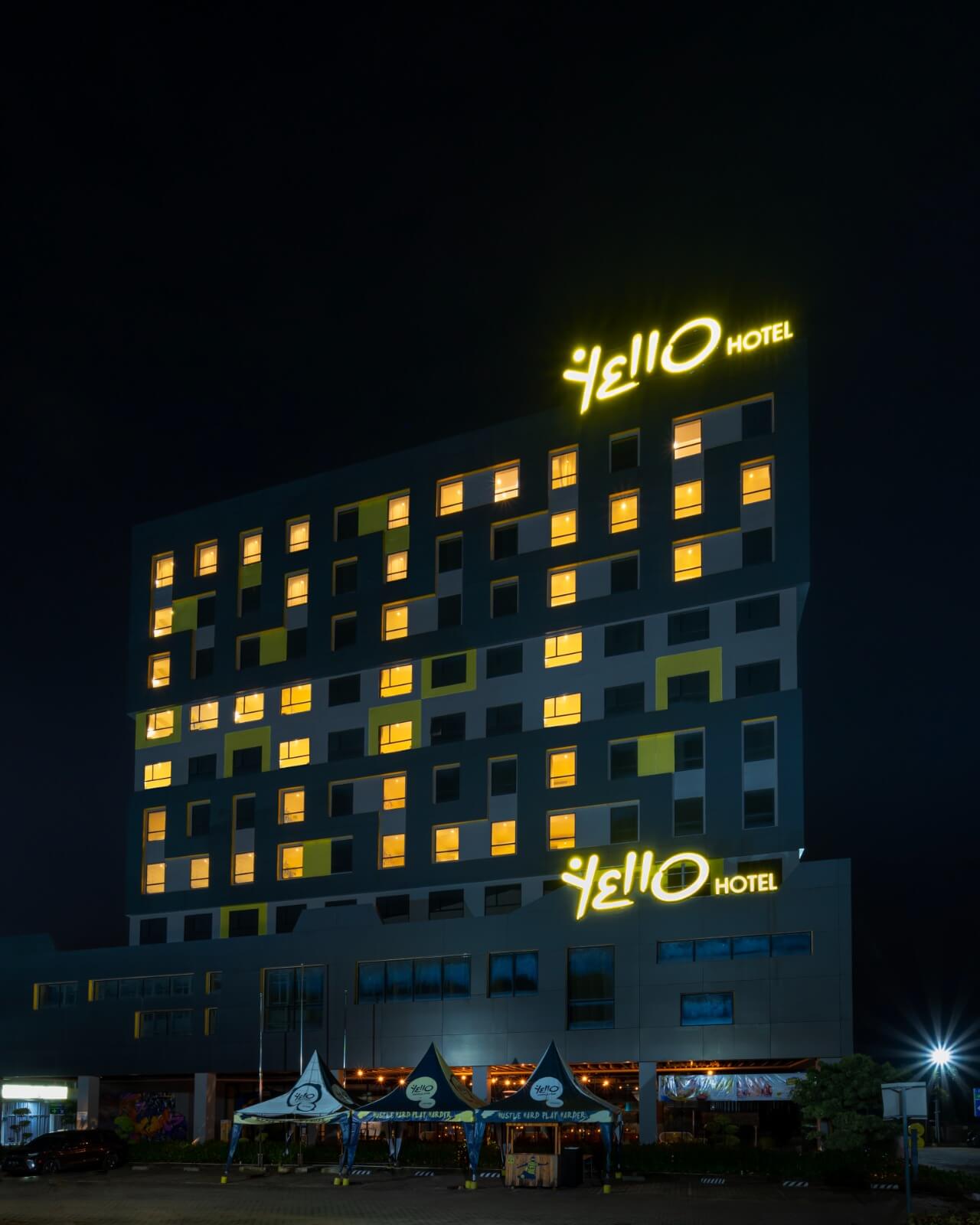 Kereen..! Gedung Yello Hotel Jambi  Berbentuk Logo 60 Plus, Dukung Gerakan Earth Hour