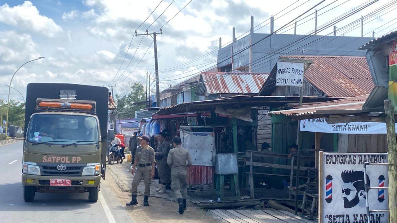 Pedagang Kaki Lima di Trotoar Jalur Dua Sengeti Dirazia Satpol PP