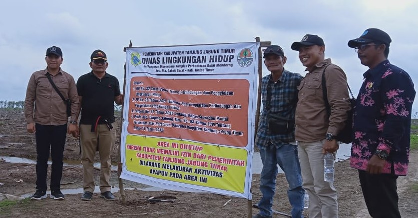 Dinas LH Menutup dan Hentikan Kegiatan Penanaman Bibit Sawit di Bibir Pantai Sadu Kabupaten Tanjab Timur