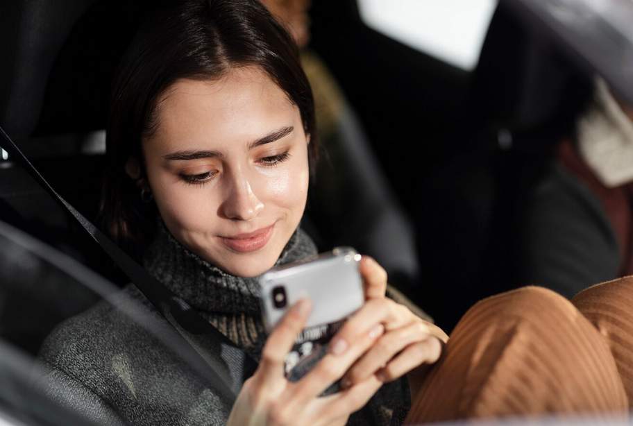 Bukan Buat Navigasi, Ini Alasan Remaja Malah Main HP Saat Mengemudi!