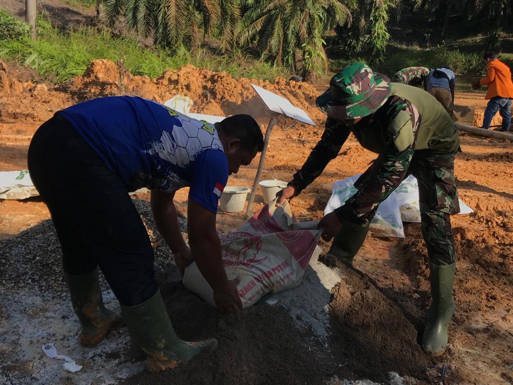 Sedikit Lagi Rampung, Warga dan Satgas TMMD ke-115 Kodim 0415/Jambi Semangat Bangun Jalan