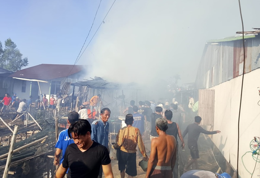 Penghuninya ke Padang, Rumah di Geragai Tanjab Timur Hangus Terbakar