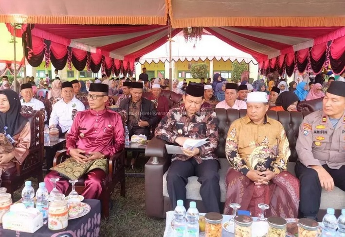 Bupati Muaro Jambi Hadiri Wisuda Santri Al Anwar, Tegaskan Komitmen Pemkab Majukan Pesantren dan Pendidikan