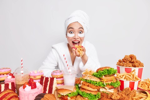 14 Kebiasaan Sepele Berdampak Buruk pada Kesehatan, Mulai Konsumsi Junk Food hingga TIdur Gunakan Lensa Kotak