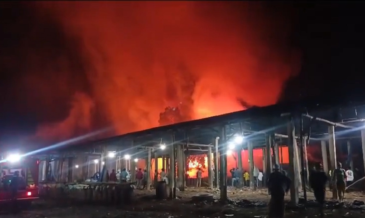 BREAKING NEWS: Sebuah Bangunan di Sungai Saren Tanjab Barat Terbakar, Gudang Tempat Penyimpanan Minyak?