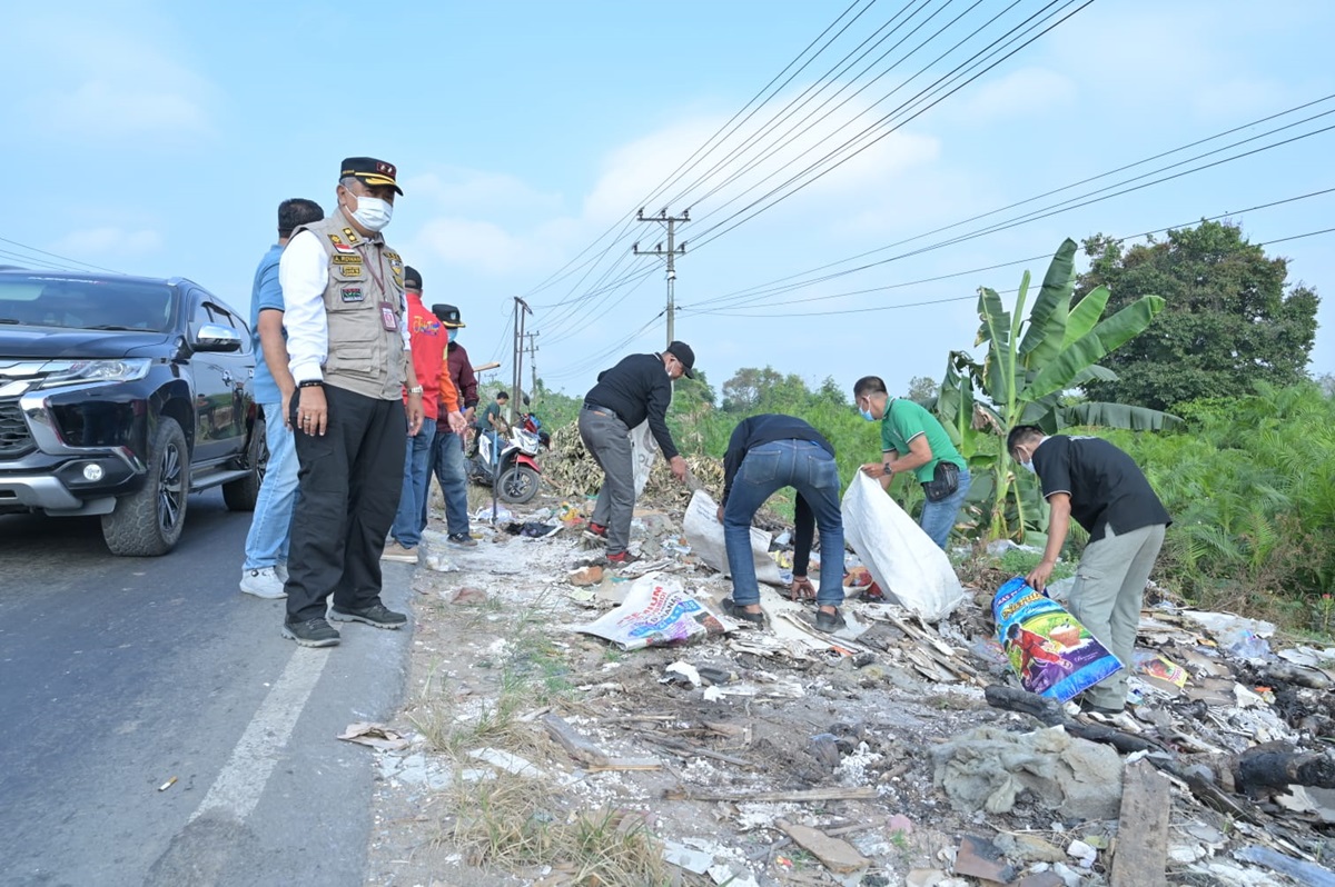 Dipimpin Sekda, Pemkot Jambi Gotong-royong Bersihkan Sampah di Jalan Lintas Timur Auduri 1