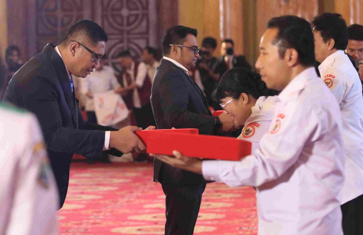 BPIP Serahkan Duplikat Bendera Pusaka dan Buku Pendidikan Pancasila kepada 38 Kepala Daerah