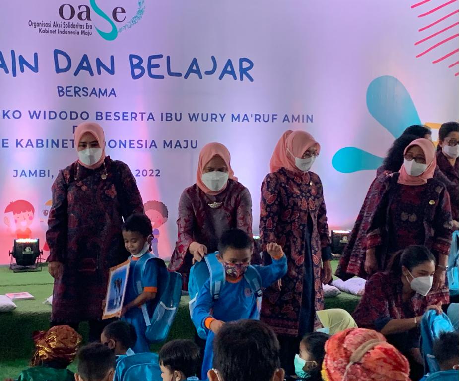 Ke Jambi, Iriana Jokowi Bagi-bagi Tas dan Buku untuk Anak PAUD