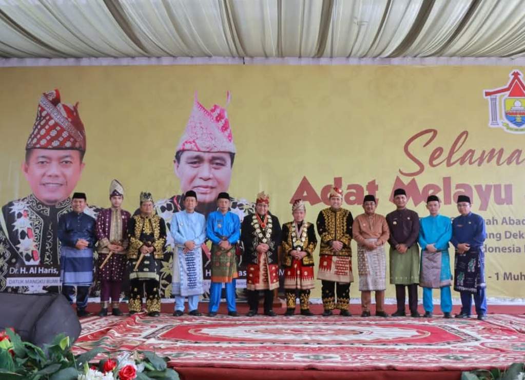 Pesona Adat Melayu, Bupati Tanjab Barat dan Istri Tampil Memukau di Hari Adat ke-747