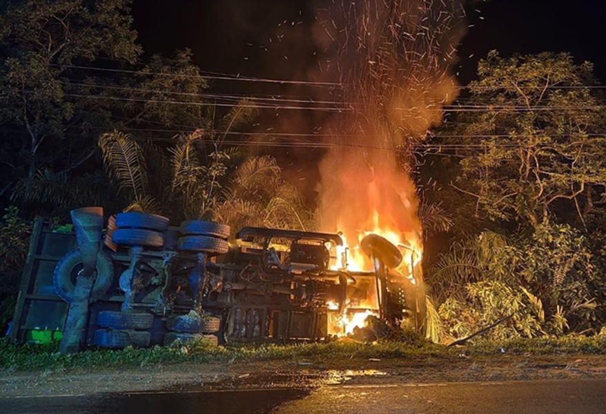 Truk Pembawa Semen Terbakar di Jalan Lintas Sumatera, Kerugian Capai Puluhan Juta Rupiah