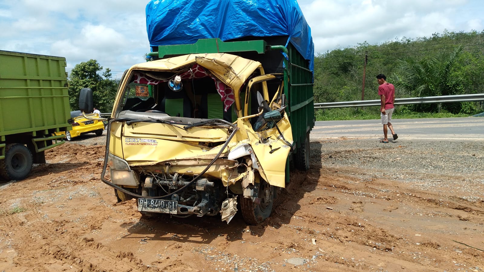 Kecelakaan di Jalinsum 52 Jujuhan Bungo, Truk Pengangkut Sawit VS Truk Ekspedisi Ringsek Berat