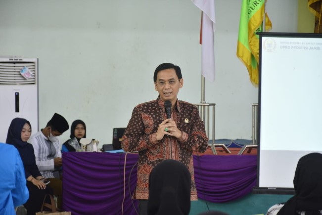 Jadi Narasumber Seminar Nasional, Wakil Ketua DPRD Provinsi Jambi Faizal Riza Bicara Kesejahteraan Guru