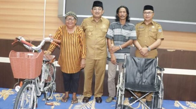 Anwar Sadat Berikan Sepeda Baru dan Kursi Roda untuk Pedagang Kecil dan Penyandang Disabilitas