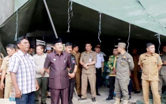 Bupati Tanjabbar Tinjau Musibah Angin Kencang di Kelurahan Tungkal Harapan