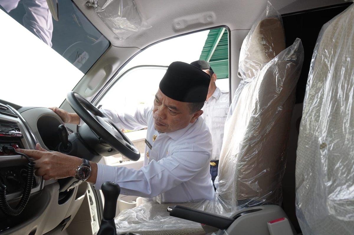 Gubernur Jambi Al Haris Serahkan Bantuan Ambulance Untuk RS DKT Kerinci