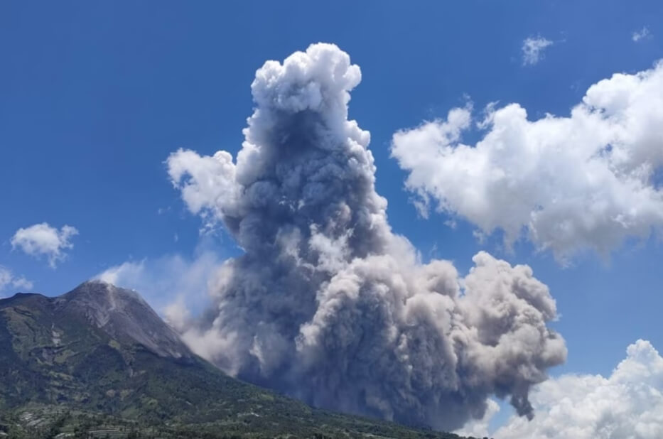 Gunung Merapi di Yogyakarta Kembali Erupsi, Awas ..Bahaya Awan Panas hingga 7 KM
