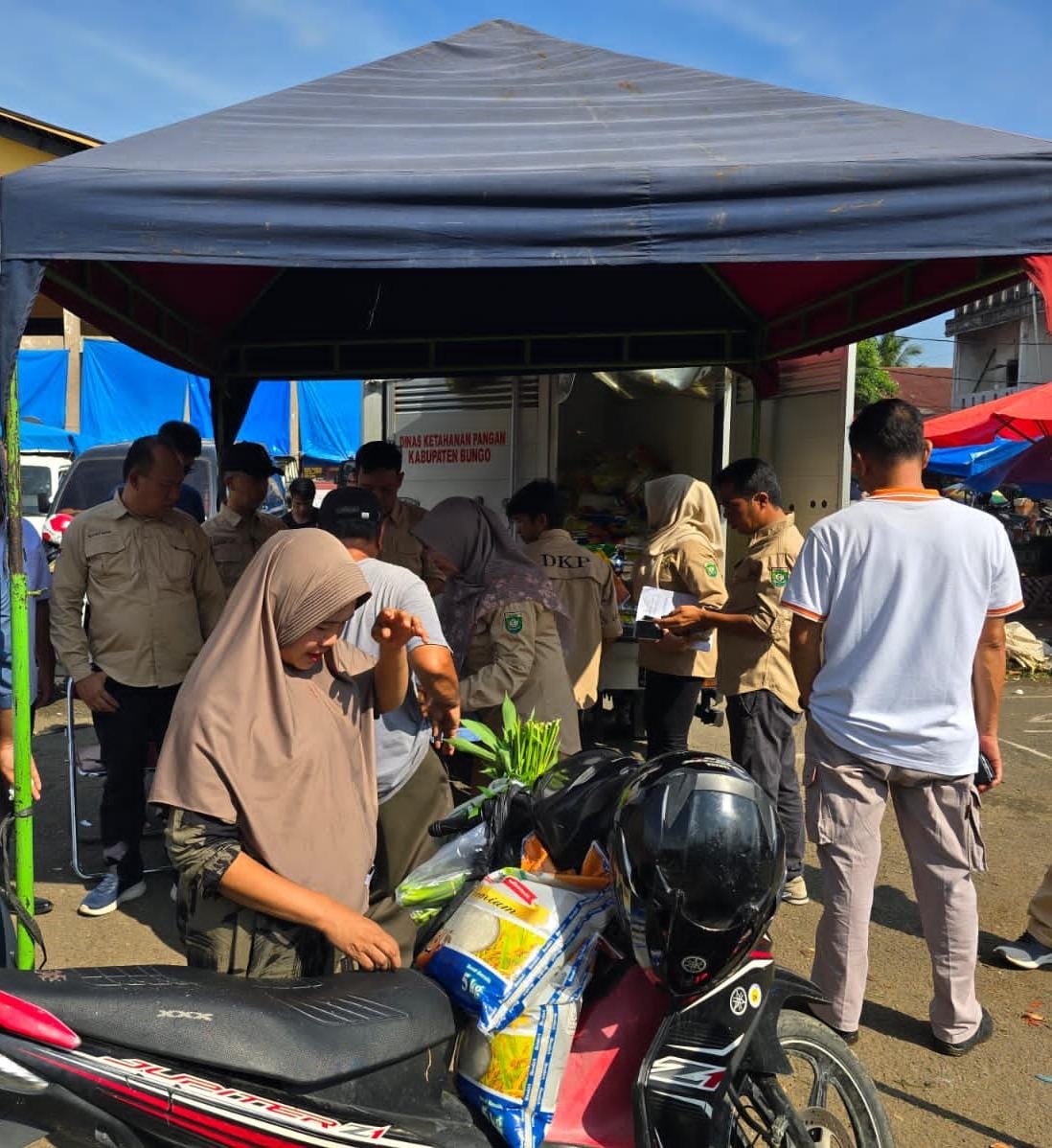 Emak-emak di Bungo, Ramai Beli Beras di Lokasi Operasi Pasar Murah Pasar atas Bungo 