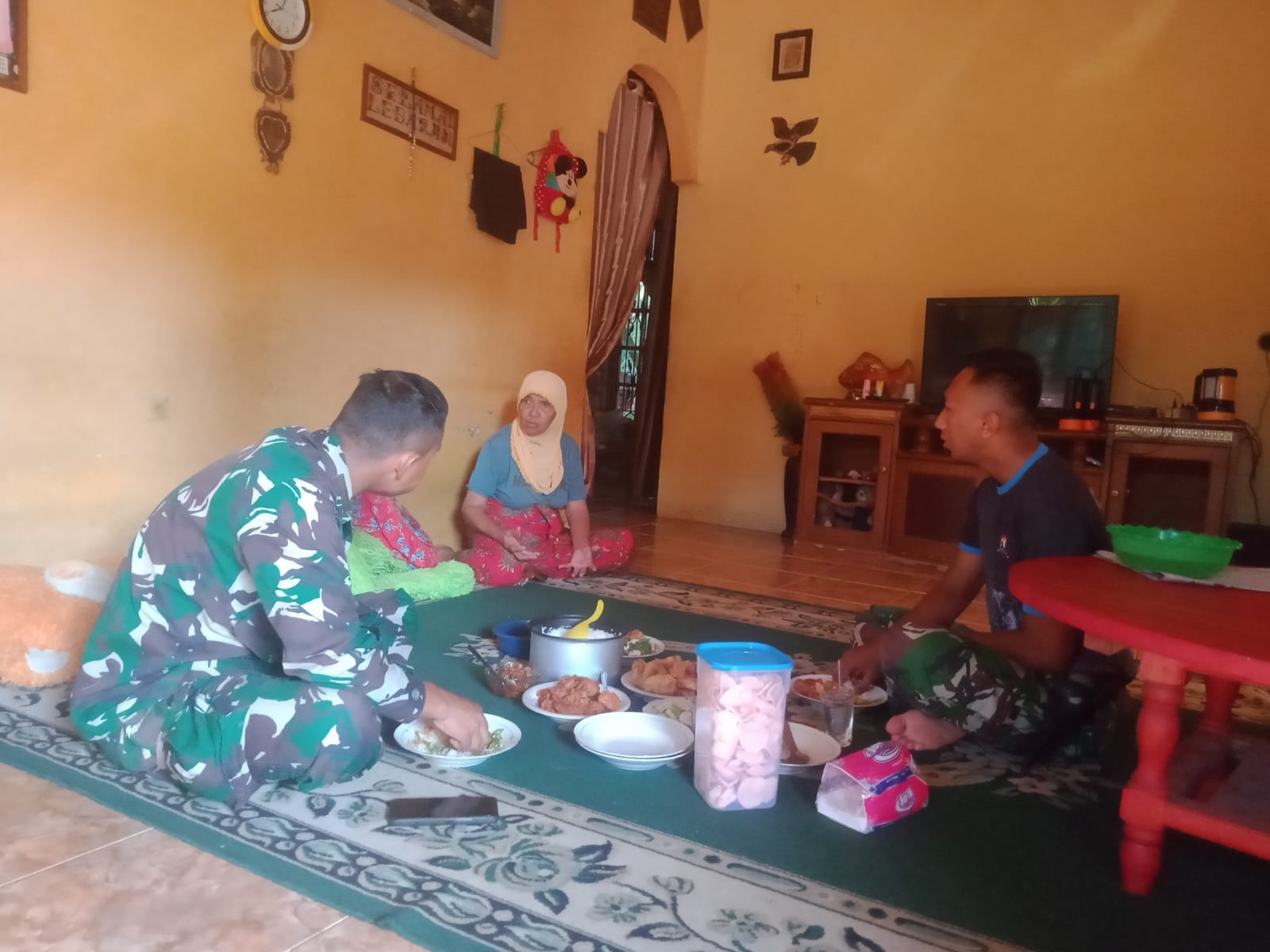 Hangat dan Penuh Kekeluargaan,Momen Satgas TMMD ke-121 dari Kodim 0415/Jambi Sarapan Bersaama Warga