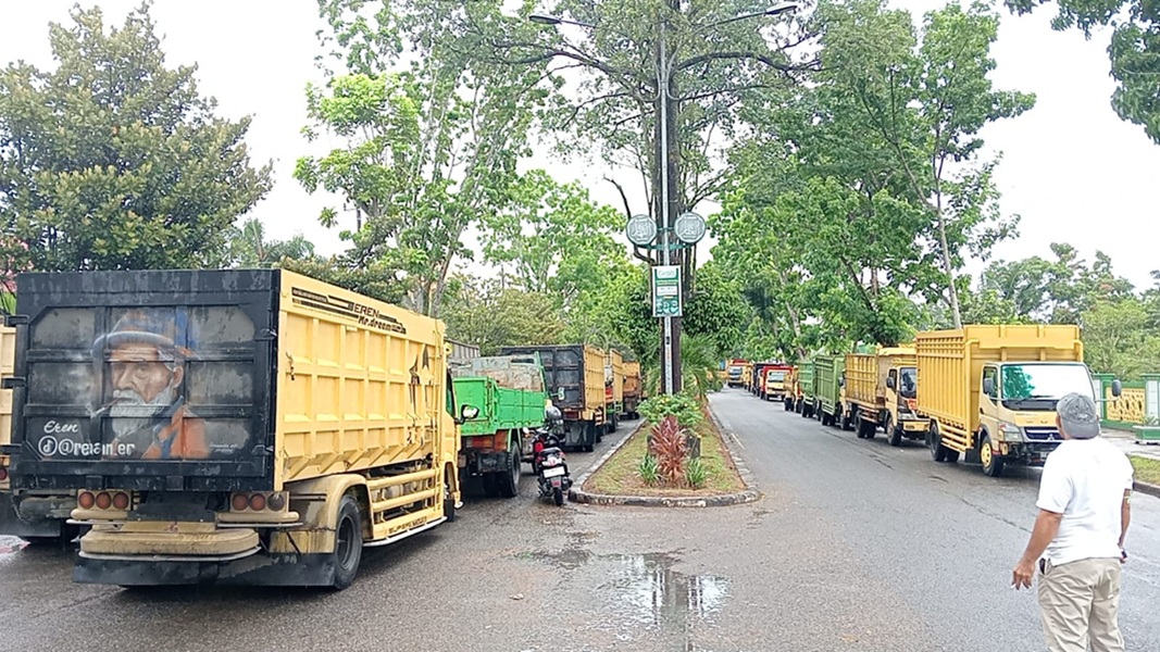 Pelangsir Bikin BBM Solar di Bungo Langka, Ratusan Sopir Truk Demo di Gedung Dewan