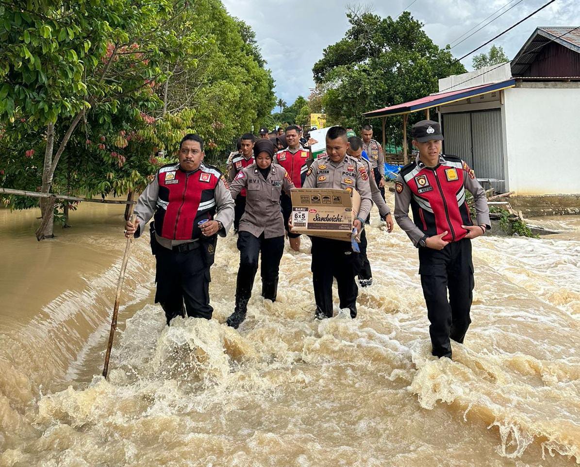 Terjang Banjir di Kerinci dan Kota Sungai Penuh, Personel Polda Jambi Bantu Evakuasi dan Dirikan Dapur Umum