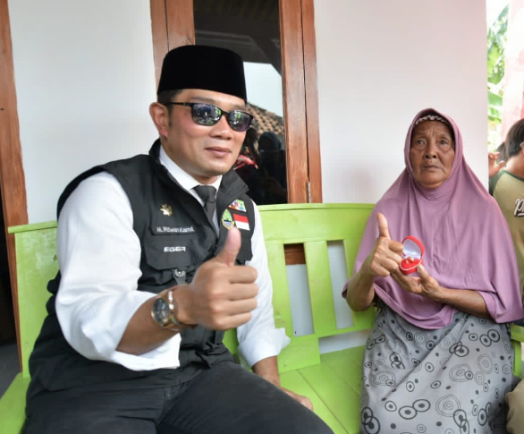 Ridwan Kamil Kasih Cincin ke Nenek Tua, Tujuannya Menyentuh Hati..