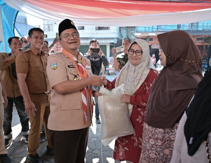 Wali Kota Maulana Turun Langsung Salurkan 523 Ton Beras untuk Warga Kota Jambi