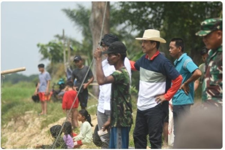 Pj Bupati Muaro Jambi, Raden Najmi Menyaksikan Langsung Berkarang Di Desa Sumber Jaya   