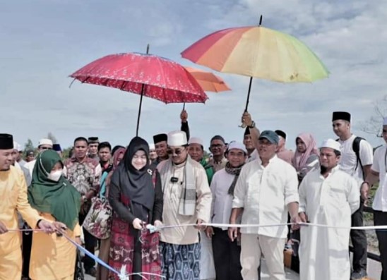 Bupati Anwar Sadat Resmikan Jembatan Parit Selamat Seberang Kota