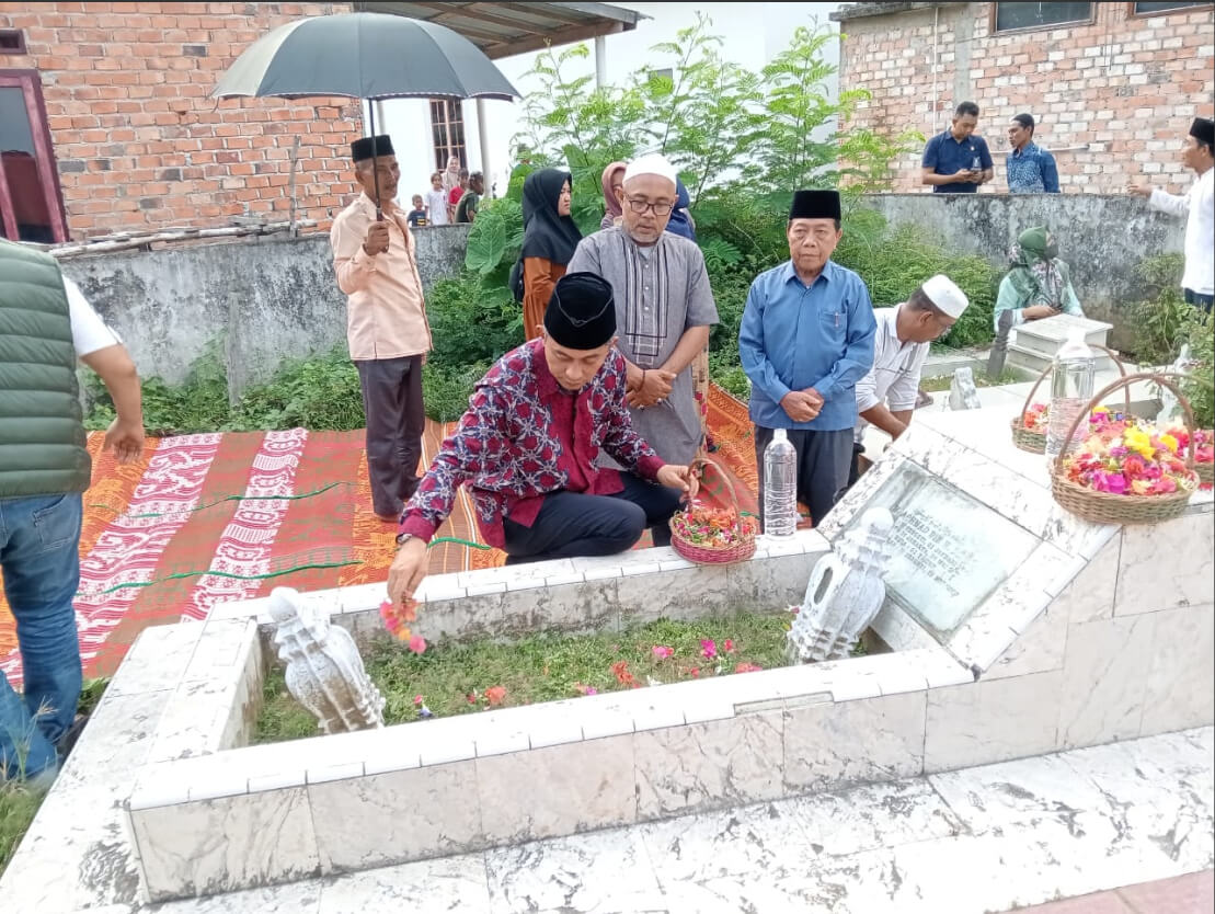 Jun Mahir Ziarah ke Makam Mantan Bupati Muaro Jambi Ahmad Ripin