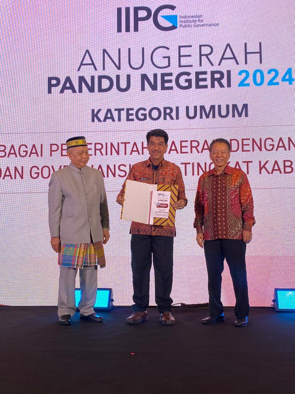 Pj Bupati Muaro Jambi Raden Najmi Terima Anugrah Pandu Negeri 2024