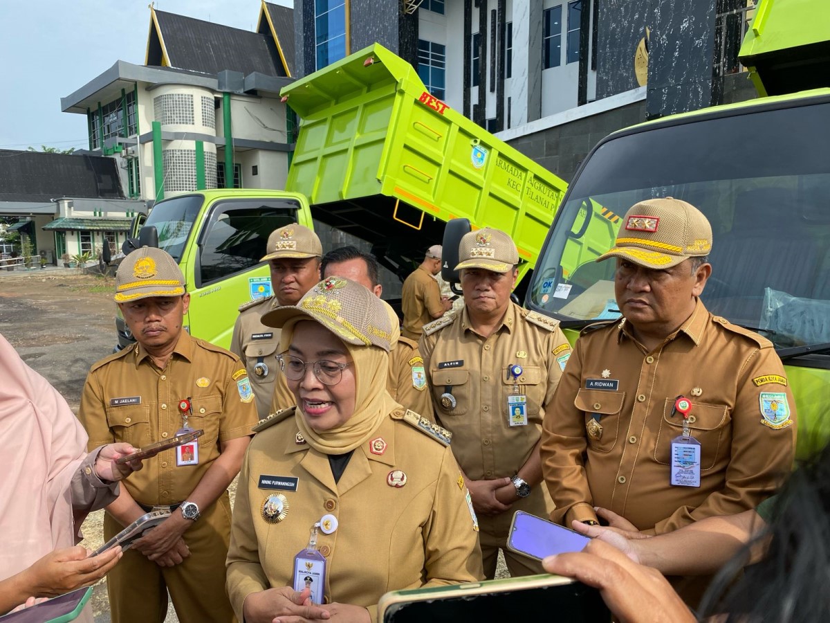 Pj Wali Kota Jambi Sri Purwaningsih Serahkan Armada Pengangkut Sampah untuk 2 Kecamatan