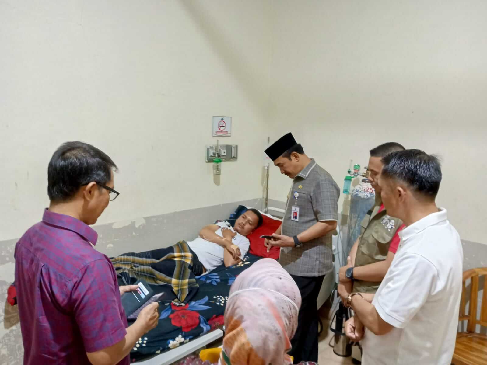 Pj Bupati  Kerinci Besuk Penyelenggara Pemilu yang Sakit di RSU, Asraf :  Biaya Pengobatan Ditanggung Pemda